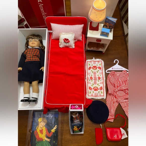 RARE AMERICAN GIRL DOLL MOLLY AND FURNITURE ACCESSORIES LAMP BED CLOTHES - Picture 1 of 7